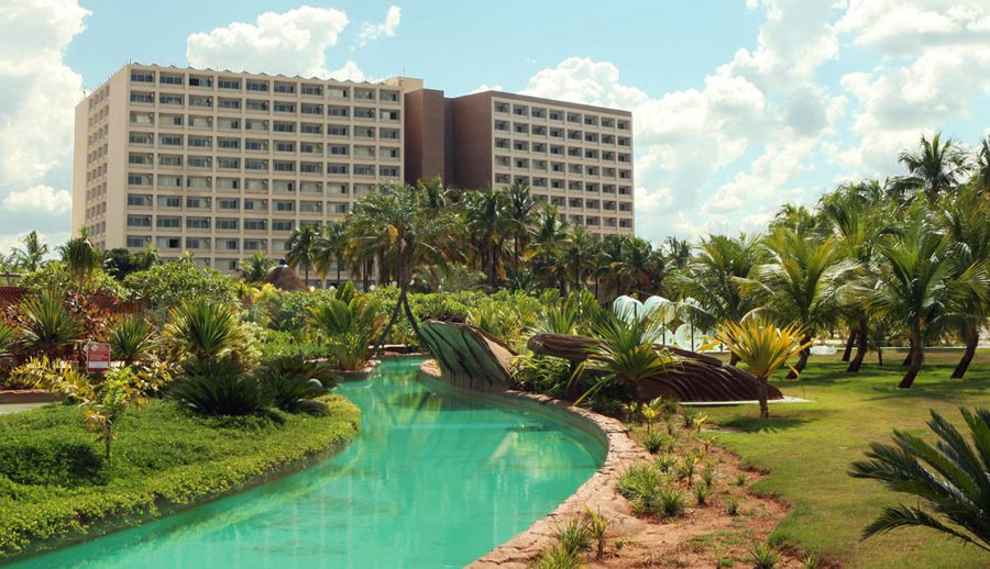 Rio Lento, atração do Hot Beach Park, com o hotel Hot Beach Resort ao fundo