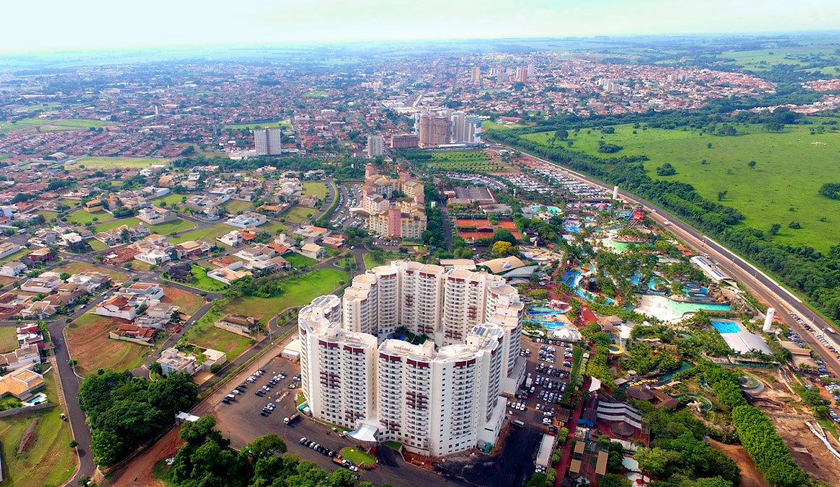 Vista aérea da cidade de Olímpia aparecendo o hotel Wyndham e as Thermas dos Laranjais
